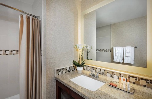 San Diego Hostel | 3 Partial Bay View Suite Queens, Bahia Resort, On-Site Dining, Game Room, Pool