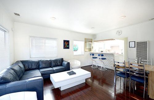 Avalon House | 319CE 319 Clemente