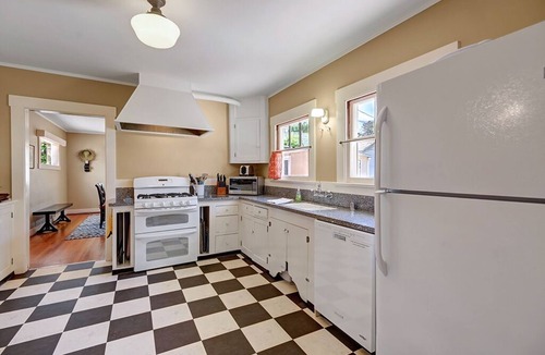Avalon House | 351CA: Sprawling Home, Lots of Outdoor Space, Min Away from Beach