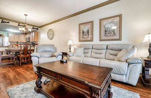 Pigeon Forge Condo | 3Bd/2Ba Condo Right Off the Parkway in the Heart of Pigeon Forge