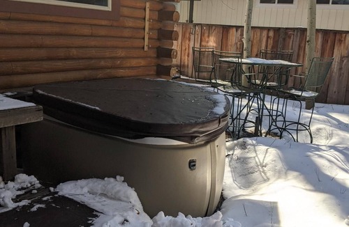 Al Tahoe Cabin | 3BD Pet-Friendly Log Cabin | Fast Wifi | Hot Tub | By Lake | Ski