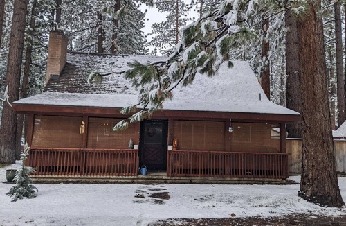 Al Tahoe Cabin | 3BD Pet-Friendly Log Cabin | Fast Wifi | Hot Tub | By Lake | Ski