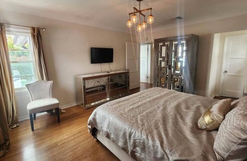 View Park-Windsor Hills House | 3BD Spanish Villa with Bonus Room + Bar + Modern Amenities
