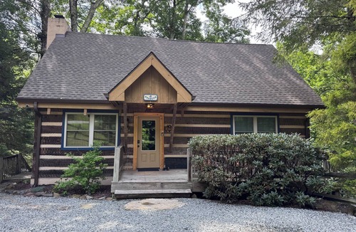 Seven Devils Cabin | 3BR 3BA Log Cabin, Pond Front, Hot Tub, Pool Table, near Skiing & Pet friendly