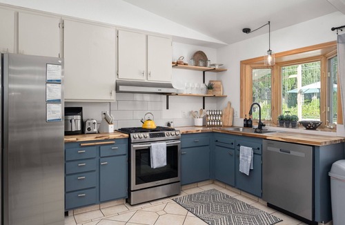 San Carlos House | 3BR Poolside Escape Sleeps 10 + Dogs Welcome!