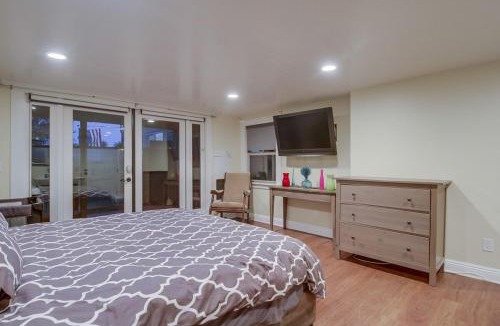 South Park House | 3BRB with Bonus Bedroom, Hot Tub, Tropical Oasis