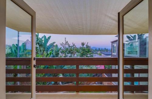 South Park House | 3BRB with Bonus Bedroom, Hot Tub, Tropical Oasis