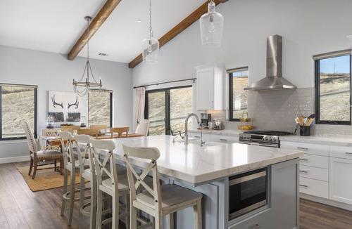 Atascadero House | 4.5 Acre Farmhouse in Wine Country w/Hot Tub