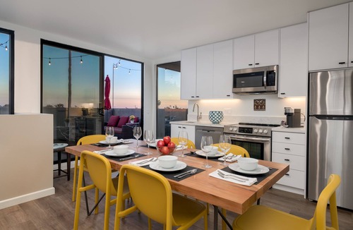 Golden Hill House | 4 Bed Penthouse w/City View Deck and Firepit. Near Zoo