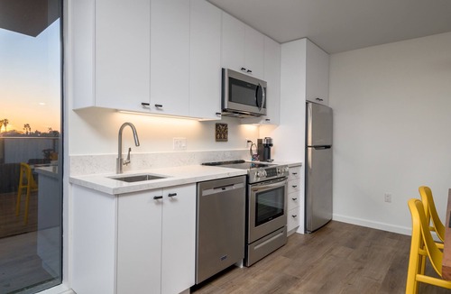 Golden Hill House | 4 Bed Penthouse w/City View Deck and Firepit. Near Zoo