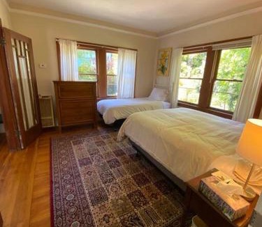Poets Corner Apartment | 4 Berkeley Furnished Apartment - 2 Beds Laundry and Parking