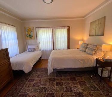 Poets Corner Apartment | 4 Berkeley Furnished Apartment - 2 Beds Laundry and Parking