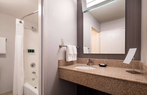 El Segundo Hotel | 4 Contemporary Rooms w/Plush Bedding Near Popular Shopping Centers
