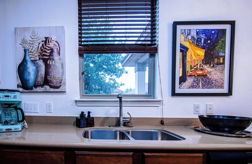 McNeil House | 4-King-Beds Bungalow Modern ~ Stylish Home North Austin~Minutes to Downtown