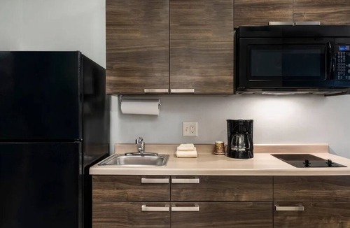 Redding Hotel | 4-Room Escape Steps from Turtle Bay Exploration Park