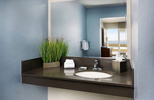 Monterey House | 4 x Deluxe Ocean Front Two Queen Room at Monterey Tides