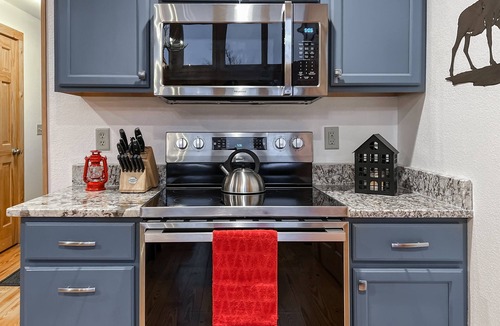 Wolf Laurel Cabin | 4300' Sunset Views/Hot Tub/Game Room/Near Hatley Pointe & Asheville