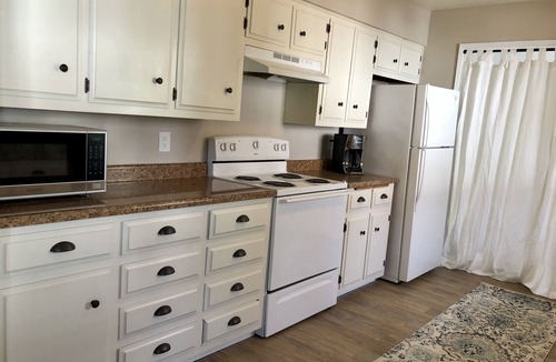 Dunsmuir House | 4BD/1BA Large Remodeled Home 50 Yards to River!
