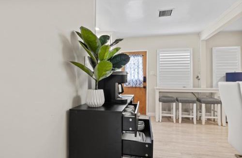 Lynwood House | 4BR-2B Near LAX, SoFi, & Disney