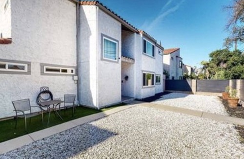 Canoga Park Villa | 5 bedroom 4 bath with pool