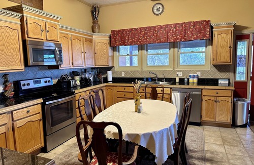 Fairview House | 5 BR Private Estate on 12 acres! Stunning Views! 17 min. to downtown!