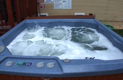 Tahoe Paradise House | 5 Star Comfort & Fun for everyone, 15 min to ski & lake. H.Tub, P.Tbl, LG yard