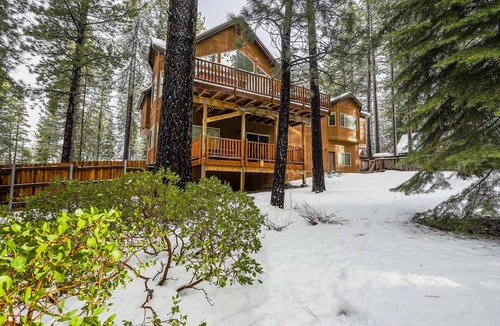 Tahoe Paradise Ski Chalet | 6 BR Lux Chalet-Hot Tub & Jetted Tub walking distance to Tesla charging station.