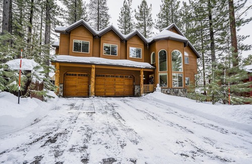 Tahoe Paradise Ski Chalet | 6 BR Lux Chalet-Hot Tub & Jetted Tub walking distance to Tesla charging station.