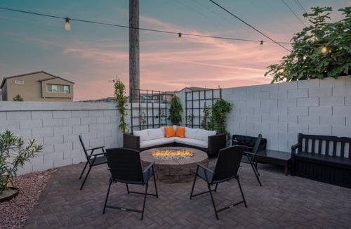 North Las Vegas House | 8BR 5BA SuperHero Retreat-King Beds, BBQ, Hammock, Firepit, MiniGolf, WorkSpace