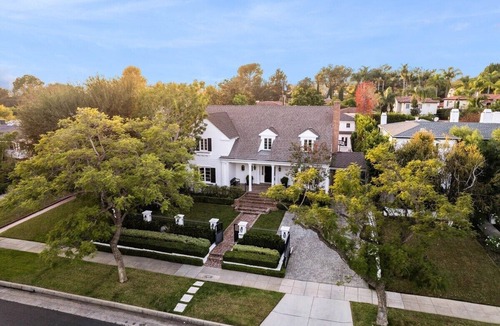 The Flats Villa | A beautifully maintained traditional style home located in the iconic Beverly Hills Flats