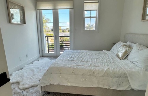 Del Rey House | A serene setting perfect for relaxation just moments away from Playa Vista.