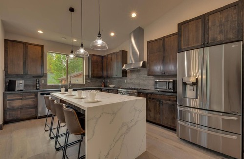 Angora Highlands House | AC, Large Upright Arcade, Dreamy Kitchen, Designer Furnished, Grill, Fast Wifi, Spa – The Glenmore
