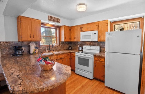 Big Bear Lake House | Adorable LAKEFRONT cabin! VIEWS! HOT TUB! Slopes & Village!