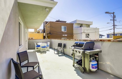 Mission Beach Apartment | Affordable condo near the beach w/gas grill, deck, ocean views