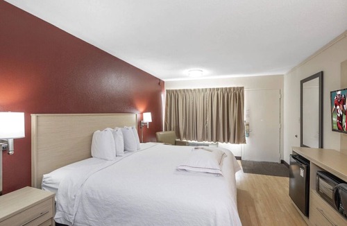East Naples Hotel | Affordable Naples Stay Close to Attractions – Perfect for Couples or Families