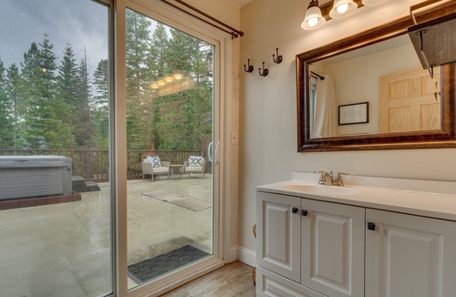 North Upper Truckee House | Air Conditioning, Outdoor Spa, 5 Mins to Heavenly/Casinos/Beaches: Little Bear Cabin