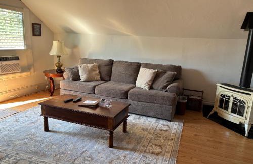 Alameda Apartment | Alameda 3BR Penthouse 2 blocks to downtown 3 blocks to the beach AC and 2 free parking spaces