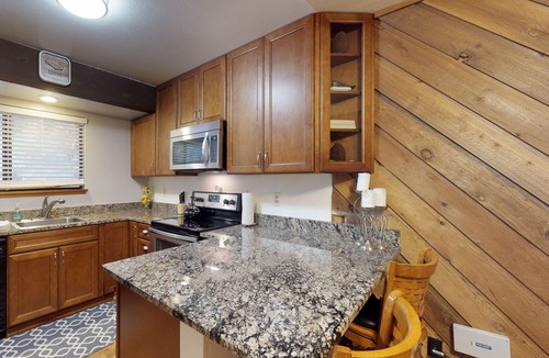 Lakeshore Condo | All-Seasons Condo with Deck - Walk to Pool, Hot Tub, & Huntington Lake