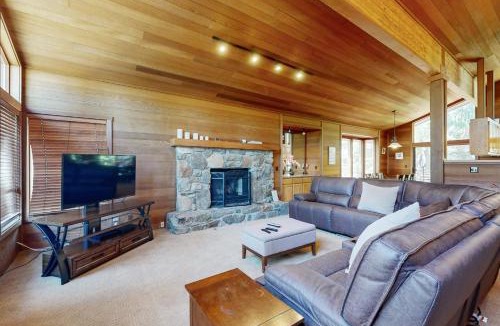 Lake Forest House | Amazing Dollar Point Retreat