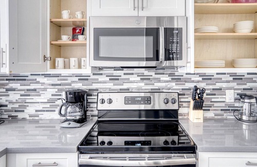 Emeryville Apartment | Amazing Emeryville 2BR w/ Gym, W/D & Pool, walk to Safeway, by Blueground