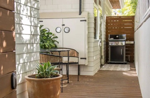 Upper East Apartment | Amazing Location, Patio & AC - The Park House (B)