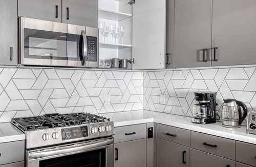 North Pine Apartment | Amazing Long Beach 1BR w/Pool & Gym, walk to Ocean Blvd, by Blueground
