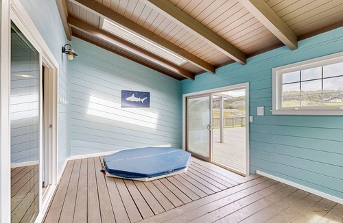 Fort Bragg House | Amazing oceanfront home & guesthouse w/hot tub, beach access & decks - 2 dogs OK
