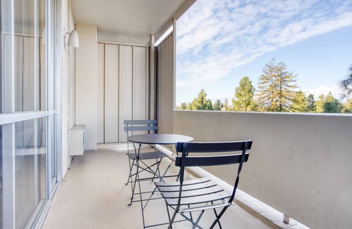 University South Apartment | Amazing Palo Alto 2BR w/Pool & Gym, near FB & Google, by Blueground