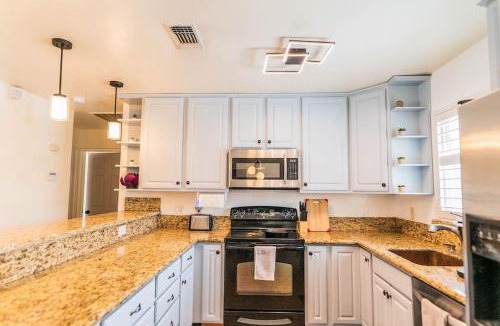 Sacramento Apartment | Arden Family Home BBQ Big Kitchen Backyard Pet W/D