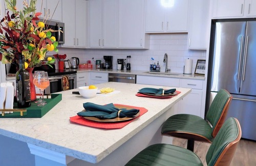 Highlands Apartment | Artful Luxe Venice | King Suite Near JAX Airport