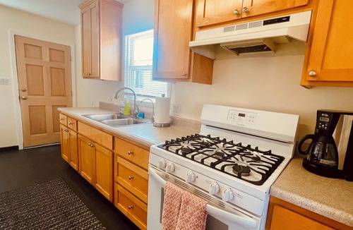 La Mesa House | Artistic Oasis. Charming 3-bedroom house in La Mesa with AC, WiFi, washer/dryer