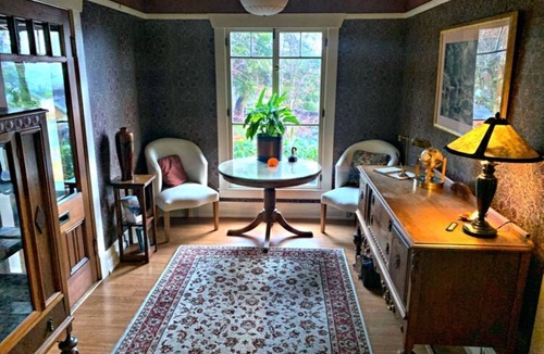 Siskiyou-Hargadine Historic District Bed & Breakfast | Ashland's Premier Eco-B&B: Dog-friendly King Bed Suite with Separate Entrance (Jardin)