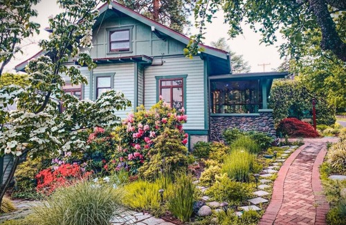 Siskiyou-Hargadine Historic District Bed & Breakfast | Ashland's Premier Eco-B&B: Dog-friendly King Bed Suite with Separate Entrance (Jardin)