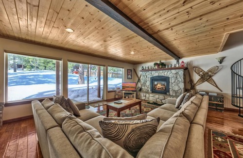 North Upper Truckee House | Available for the 4th and Celebrity Golf - Tahoe Chalet Downstairs living